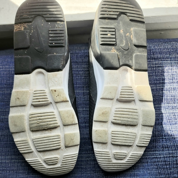 Men's size 10 Nike Air Max Motion 2 black and white barely worn no shoestrings - Picture 8 of 9